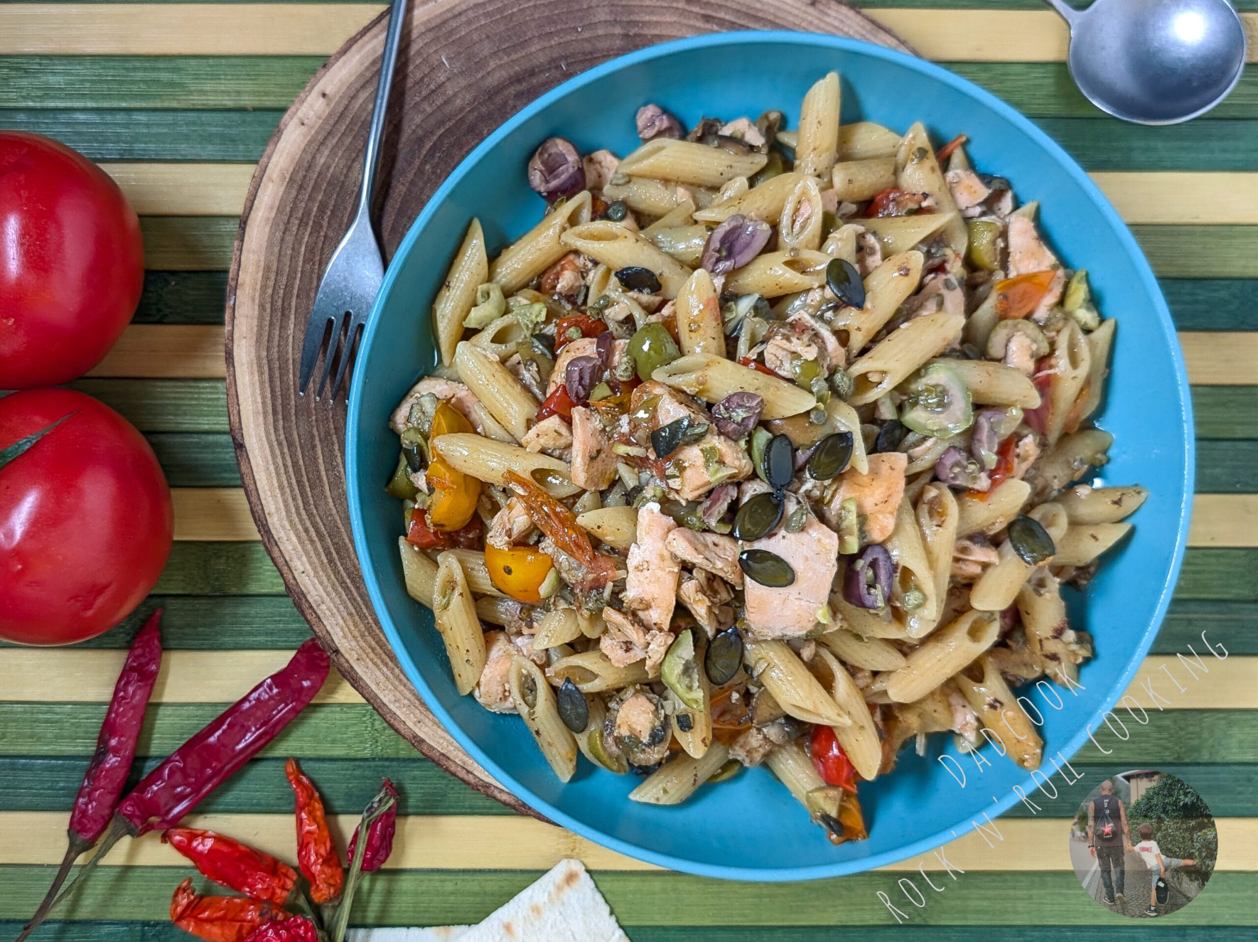 Macarrão com salmão fresco e tomatinhos