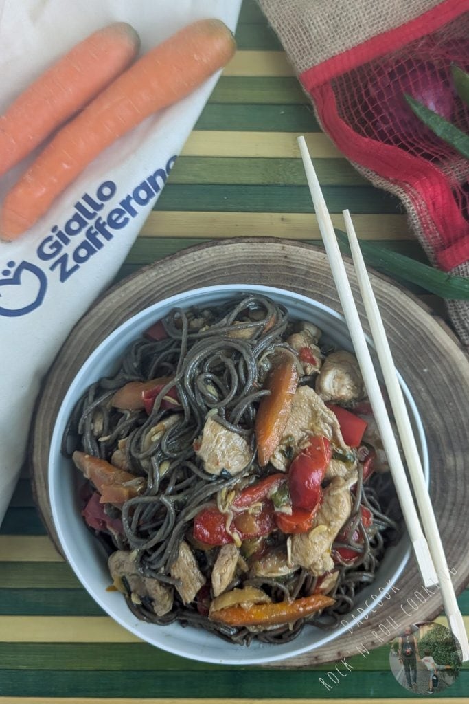 Macarrão salteado com frango e vegetais: um prato saudável e saboroso para quem ama a culinária oriental