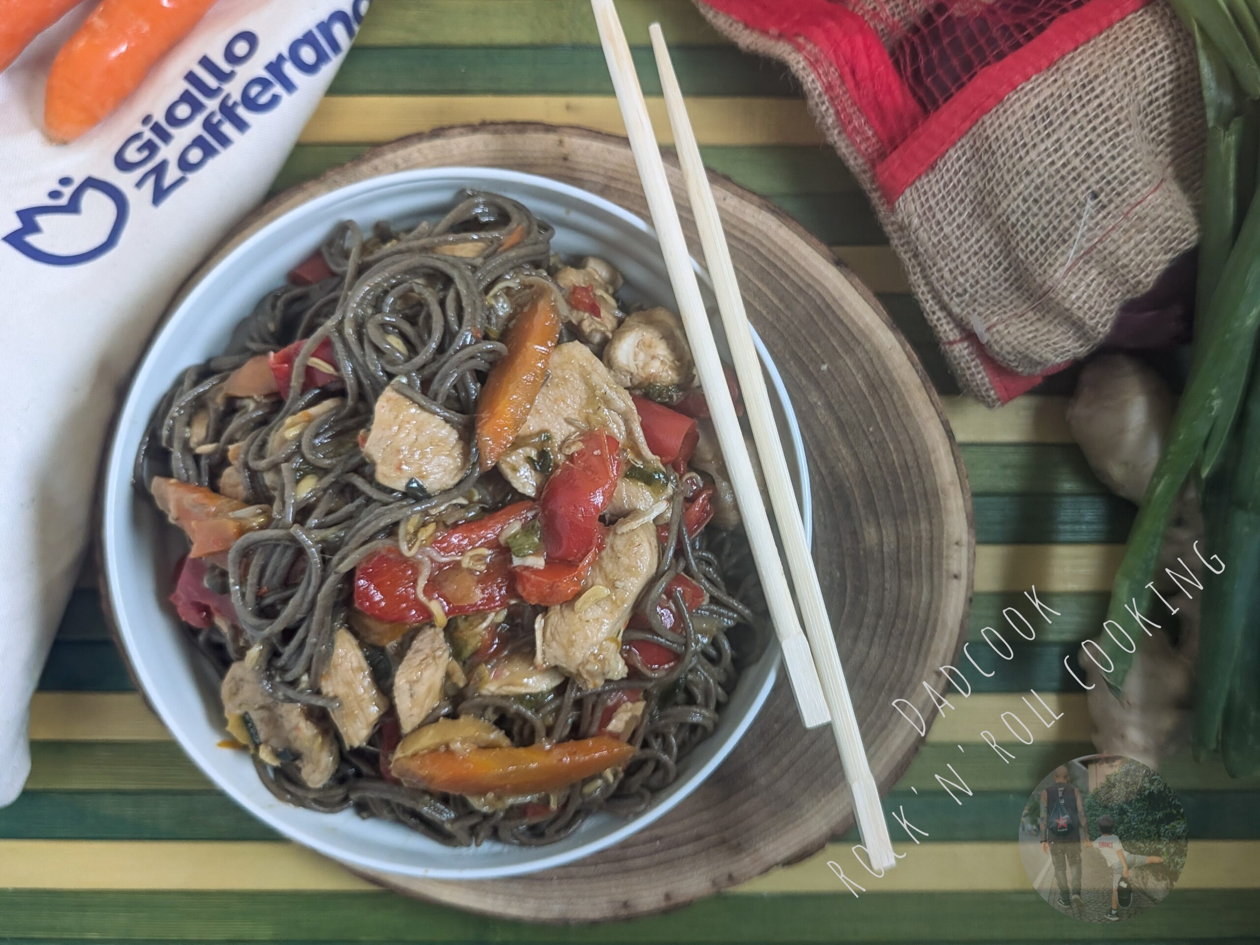 Macarrão salteado com frango e vegetais: um prato saudável e saboroso para quem ama a culinária oriental