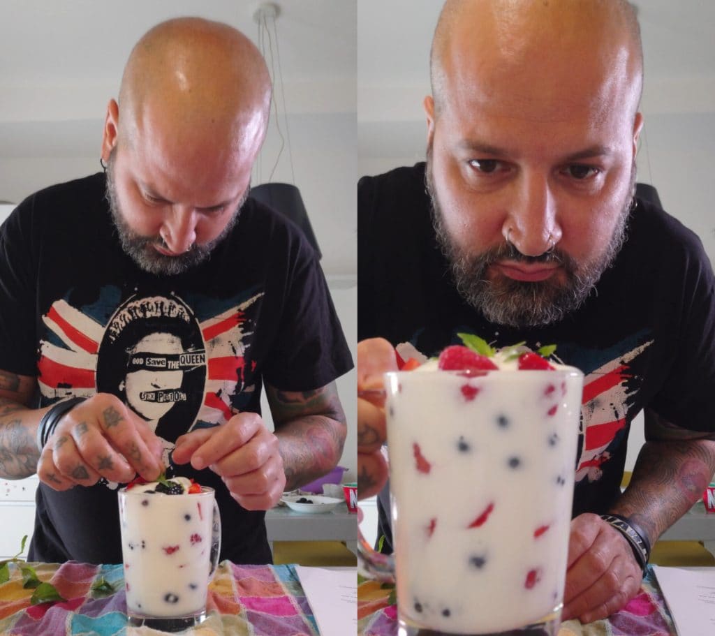 Copinhos de Iogurte Grego e Frutas Vermelhas: Sobremesa Light de Verão