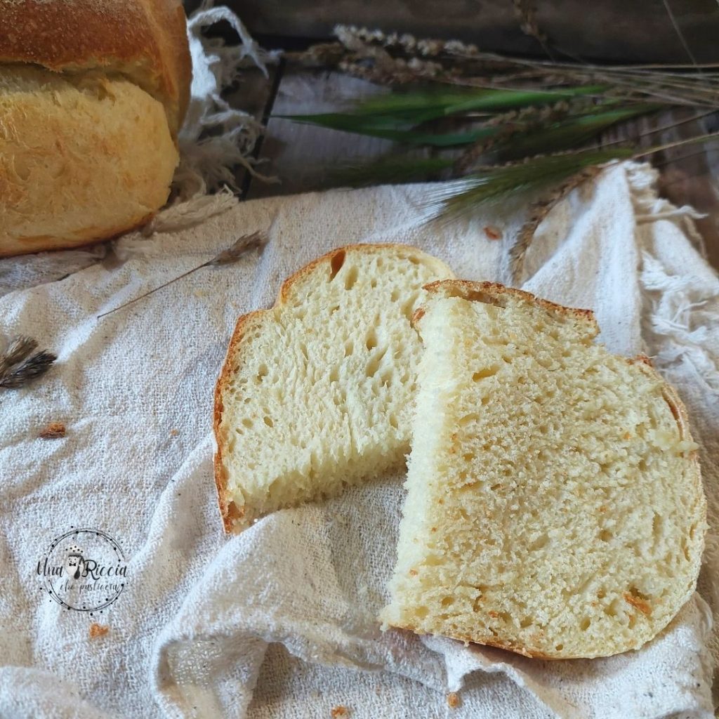 Pão de sêmola remacinada assado fatia