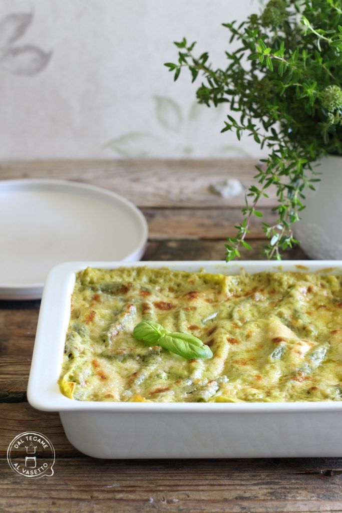 Travessa de lasanha com molho bechamel e pesto cozida no micro-ondas
