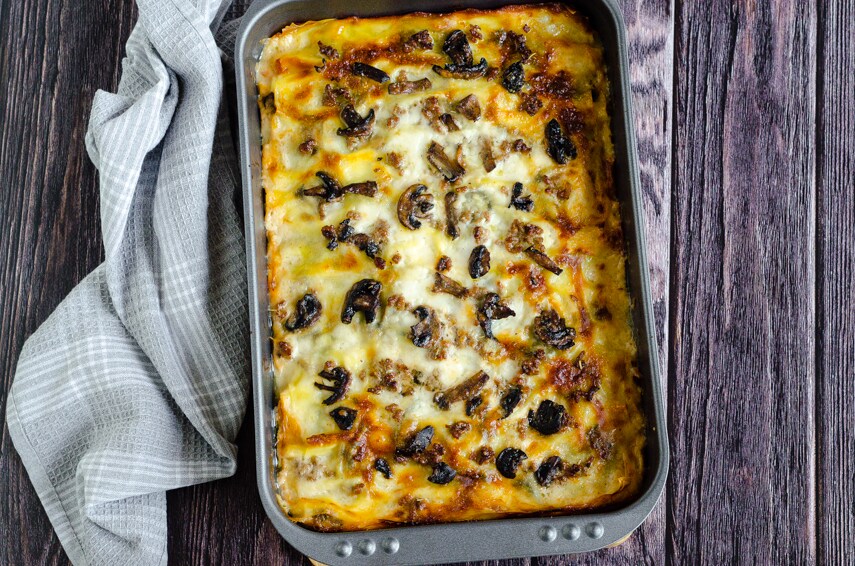 Lasanha branca com cogumelos e linguiça, receita fácil e saborosa!