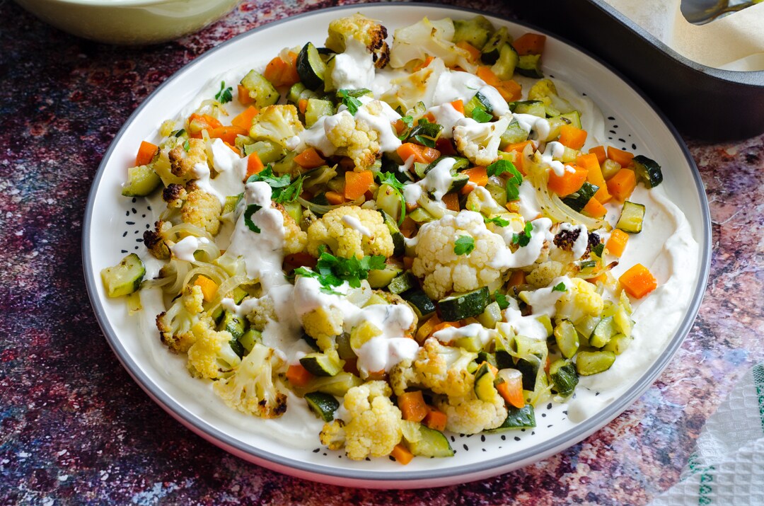 Legumes assados, receita fácil e saborosa com molho de iogurte