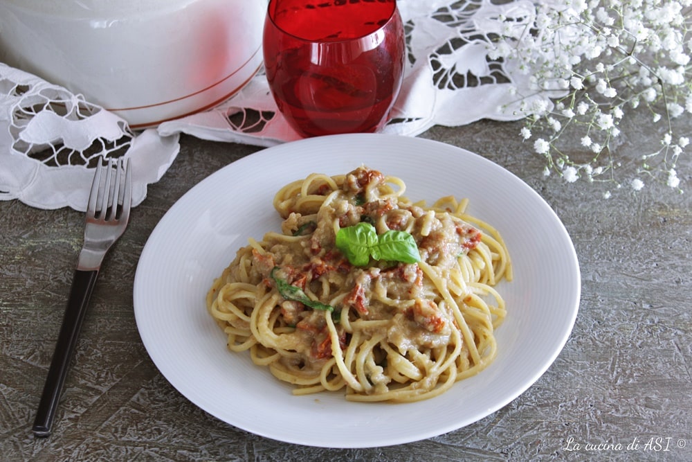 Linguine com creme de berinjela e tomates secos