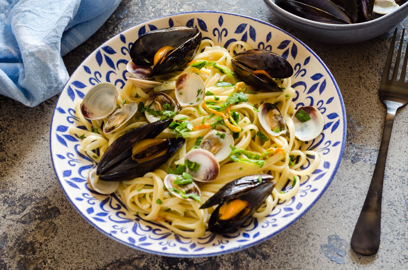 Linguine mexilhões, amêijoas e flores de abóbora, fáceis, rápidas e saborosas!