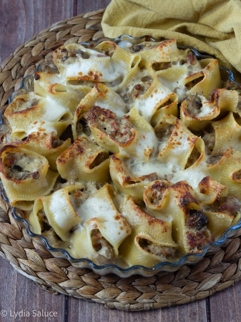 Lumaconi recheados com cogumelos e linguiça