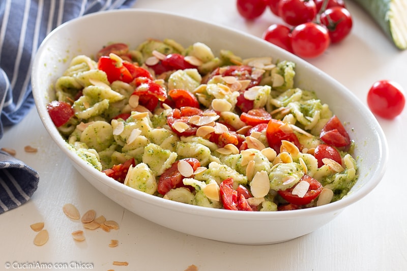 MACARRÃO COM PESTO DE ABOBRINHA E AMÊNDOAS