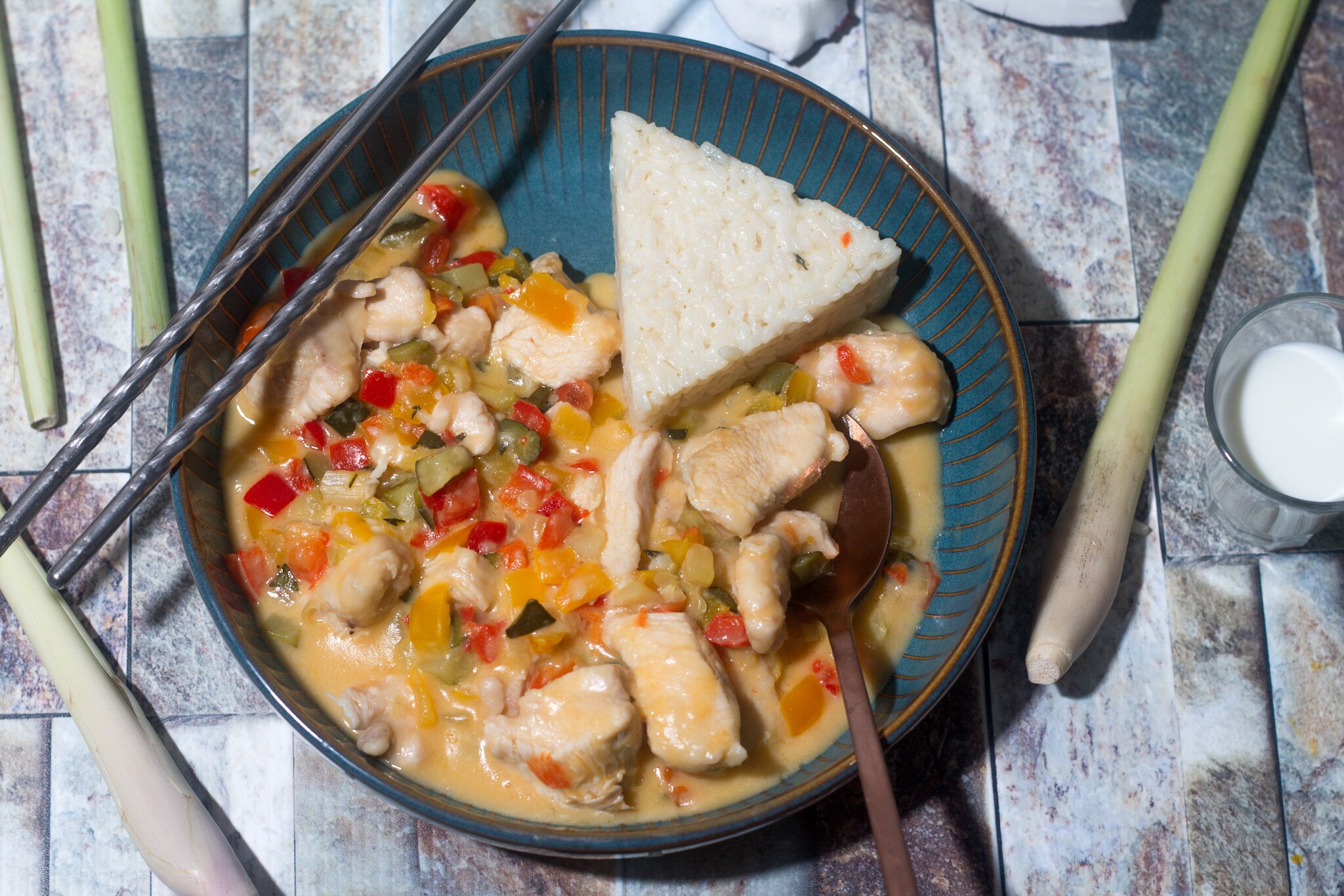 Sopa tailandesa com frango e legumes