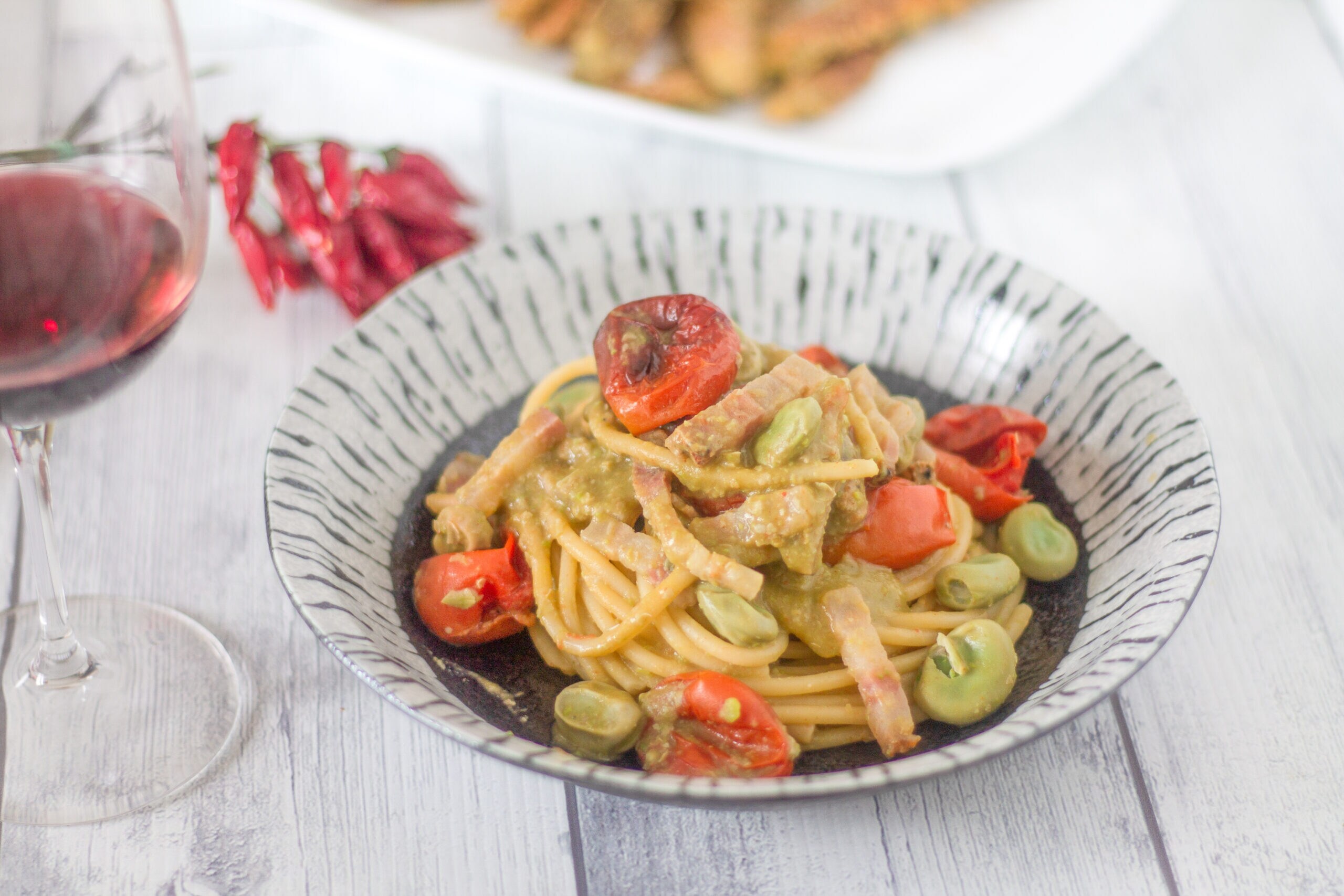 Macarrão com favas e pancetta