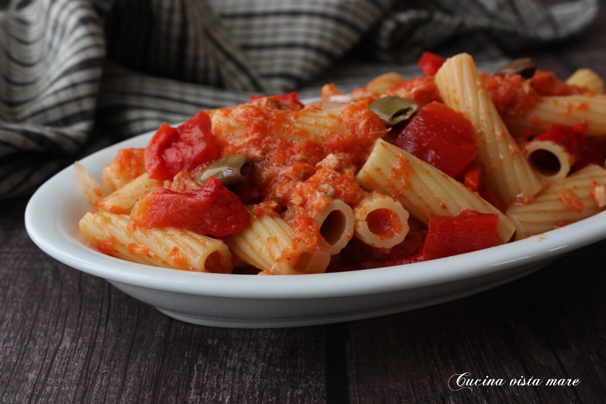 Macarrão atum pimentão e azeitonas