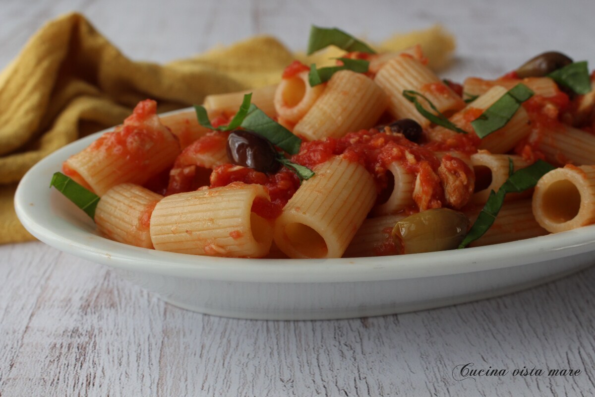 Macarrão atum tomate e azeitonas