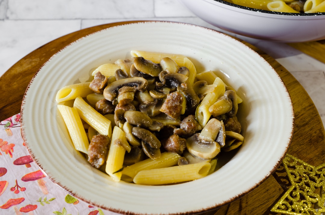 Macarrão com cogumelos e linguiça (saboroso e rápido)