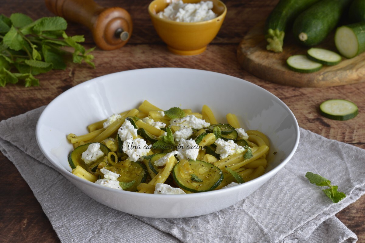 Macarrão com abobrinha, ricota, cúrcuma e hortelã