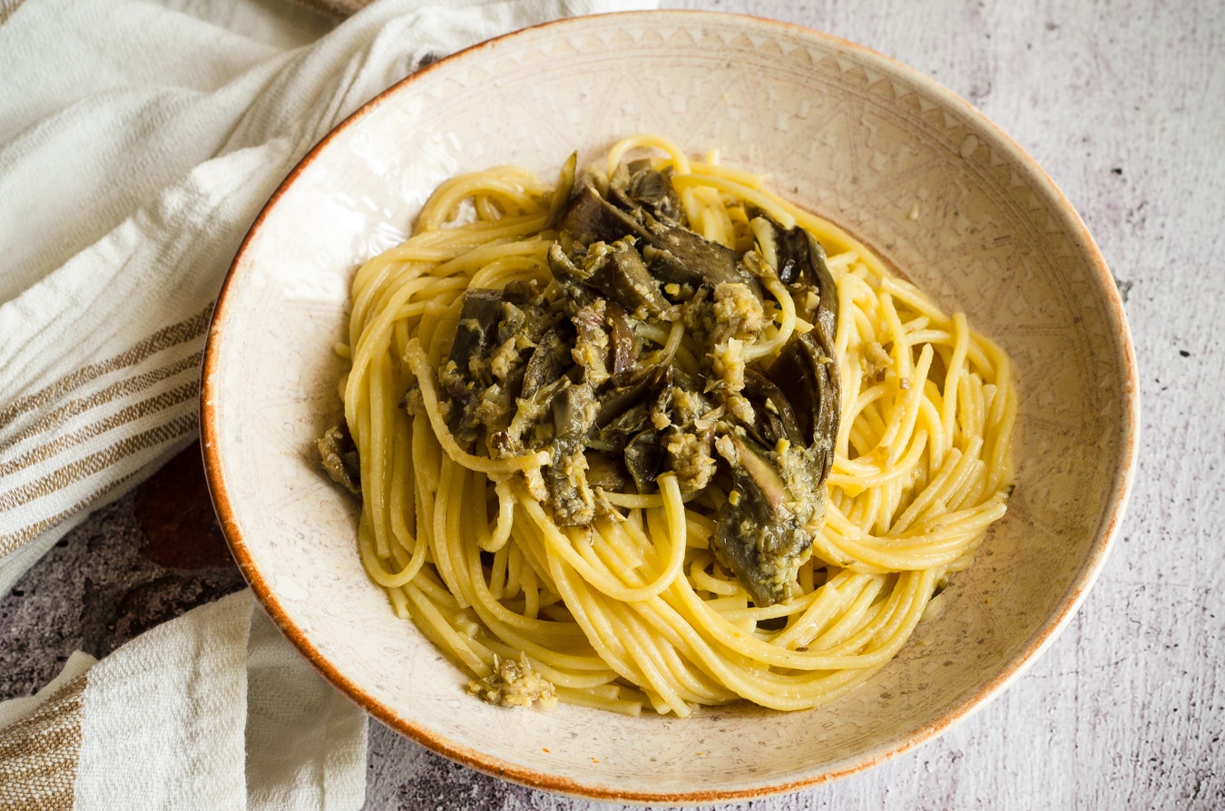 Macarrão com alcachofras, saboroso, genuíno e cremoso