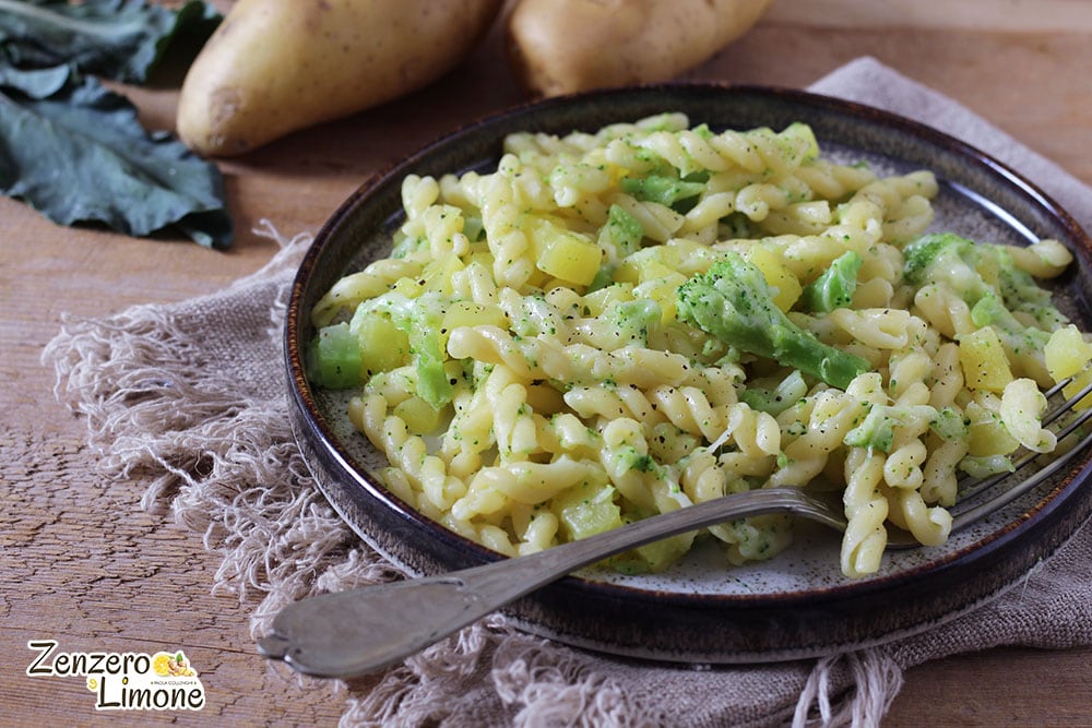 Macarrão com brócolis e batatas