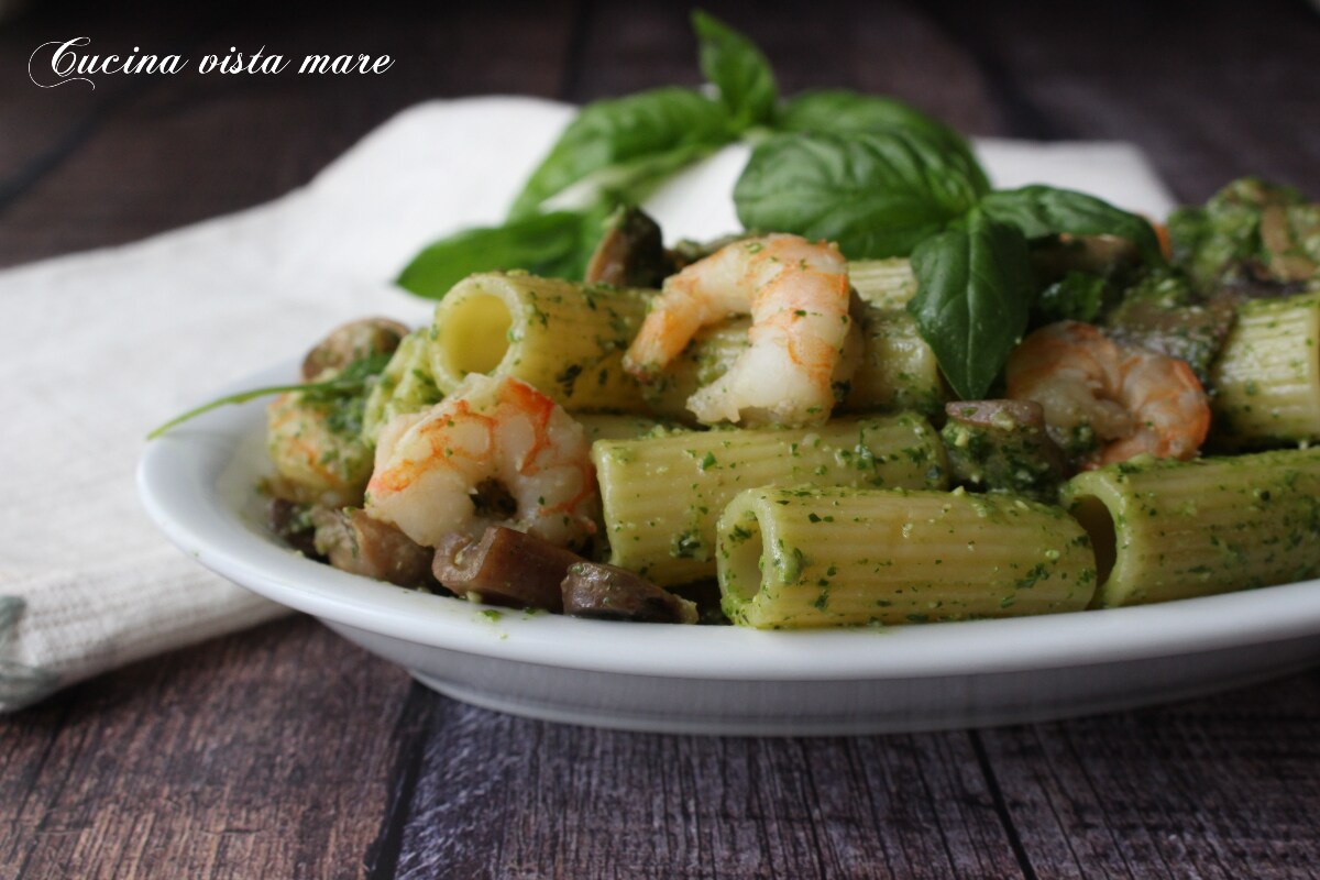 Macarrão com camarão e pesto de rúcula