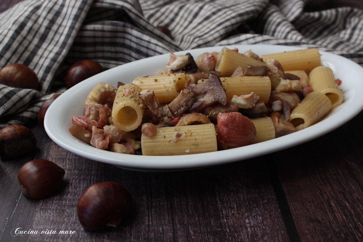 Macarrão com cogumelos e castanhas