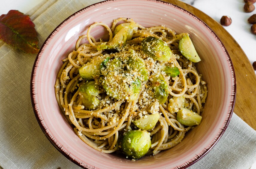 Macarrão com couve de Bruxelas, avelãs e pão crocante