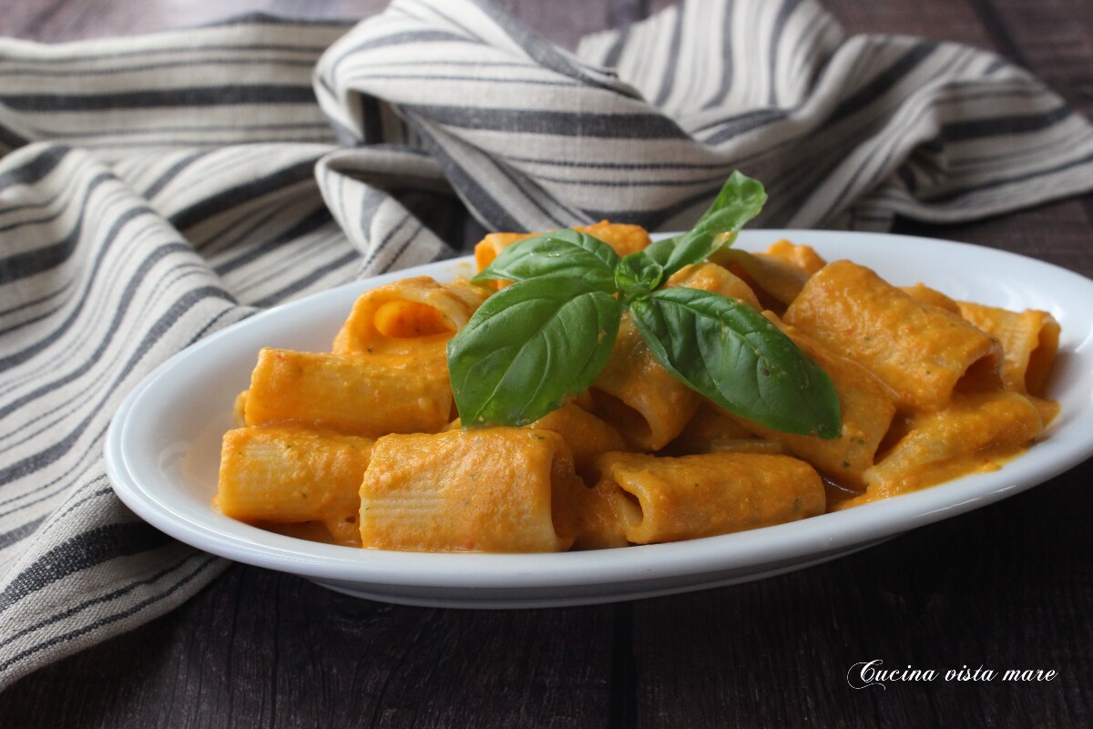 Macarrão com creme de pimentões e grão-de-bico