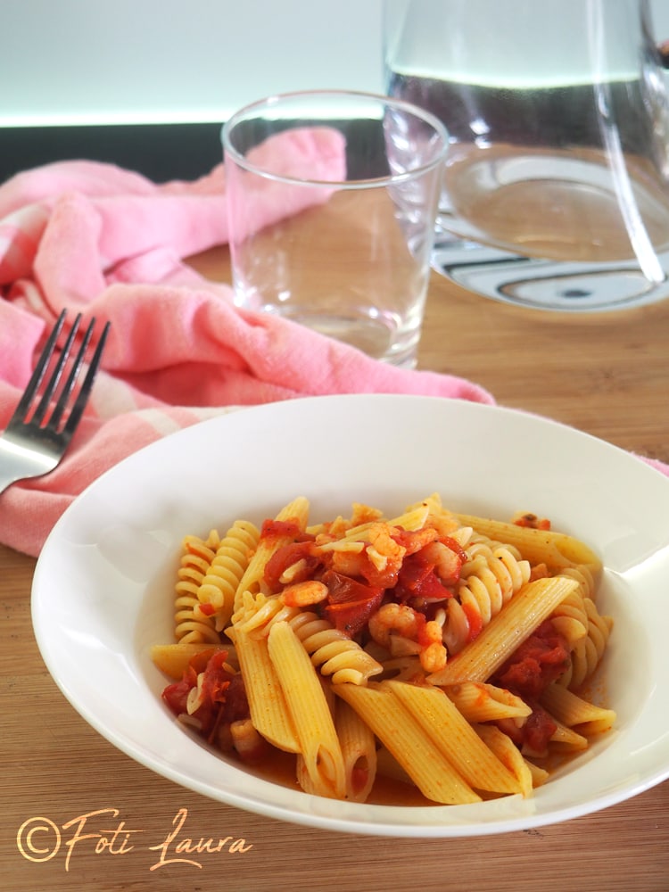 Macarrão com molho e camarões congelados
