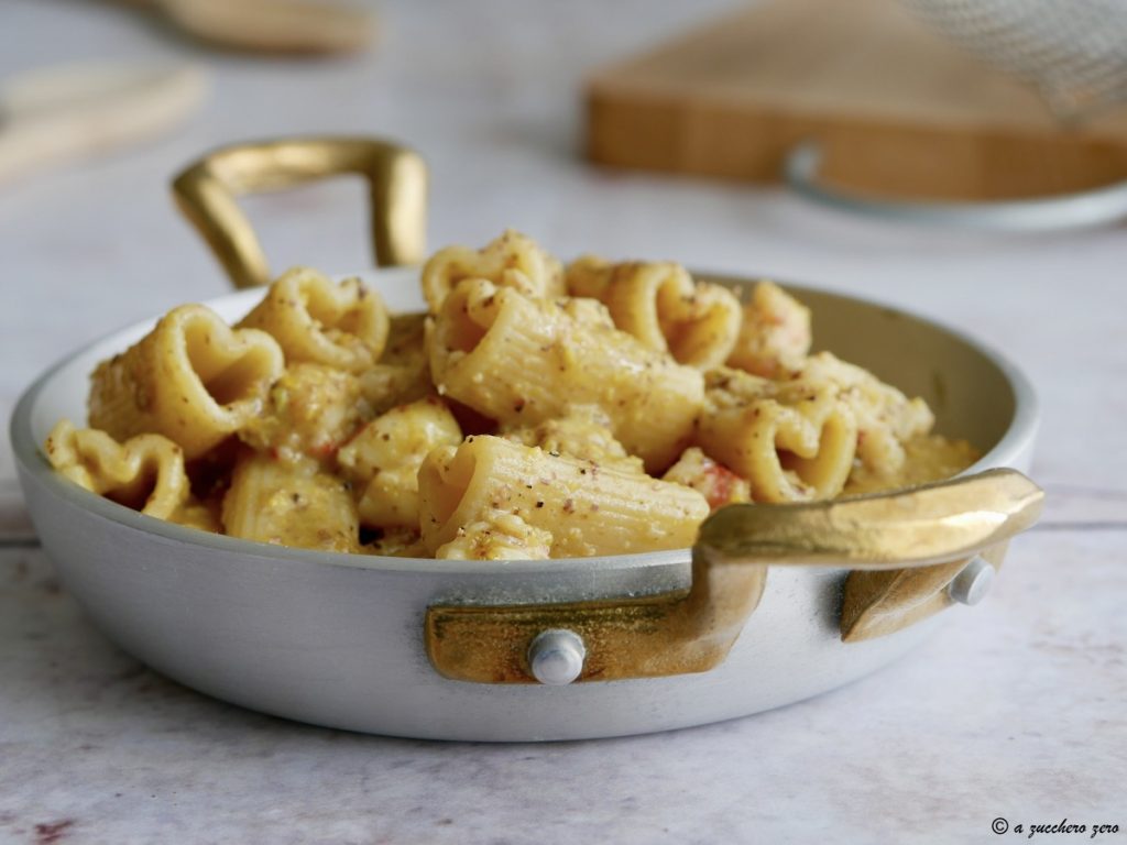 Macarrão com pesto de pistache e camarões