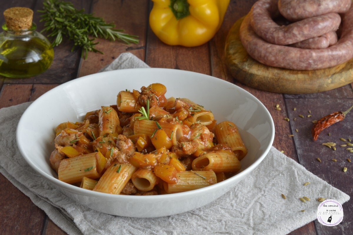 Macarrão com pimentões e linguiça
