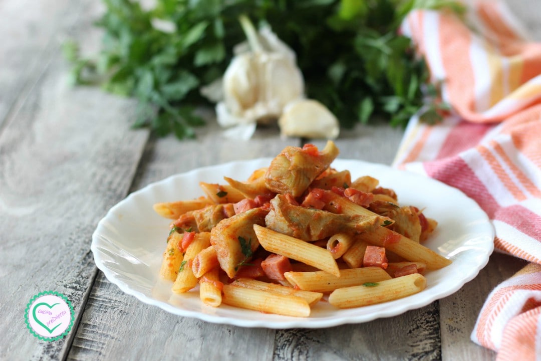Macarrão com presunto e alcachofras