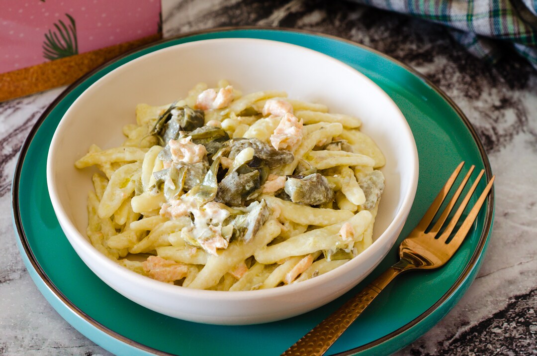 Macarrão com alcachofras e salmão, cremoso e delicado!