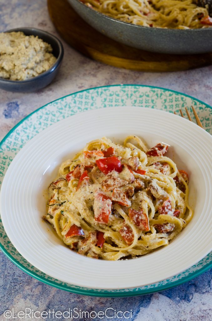 Macarrão com avelãs e pimentões
