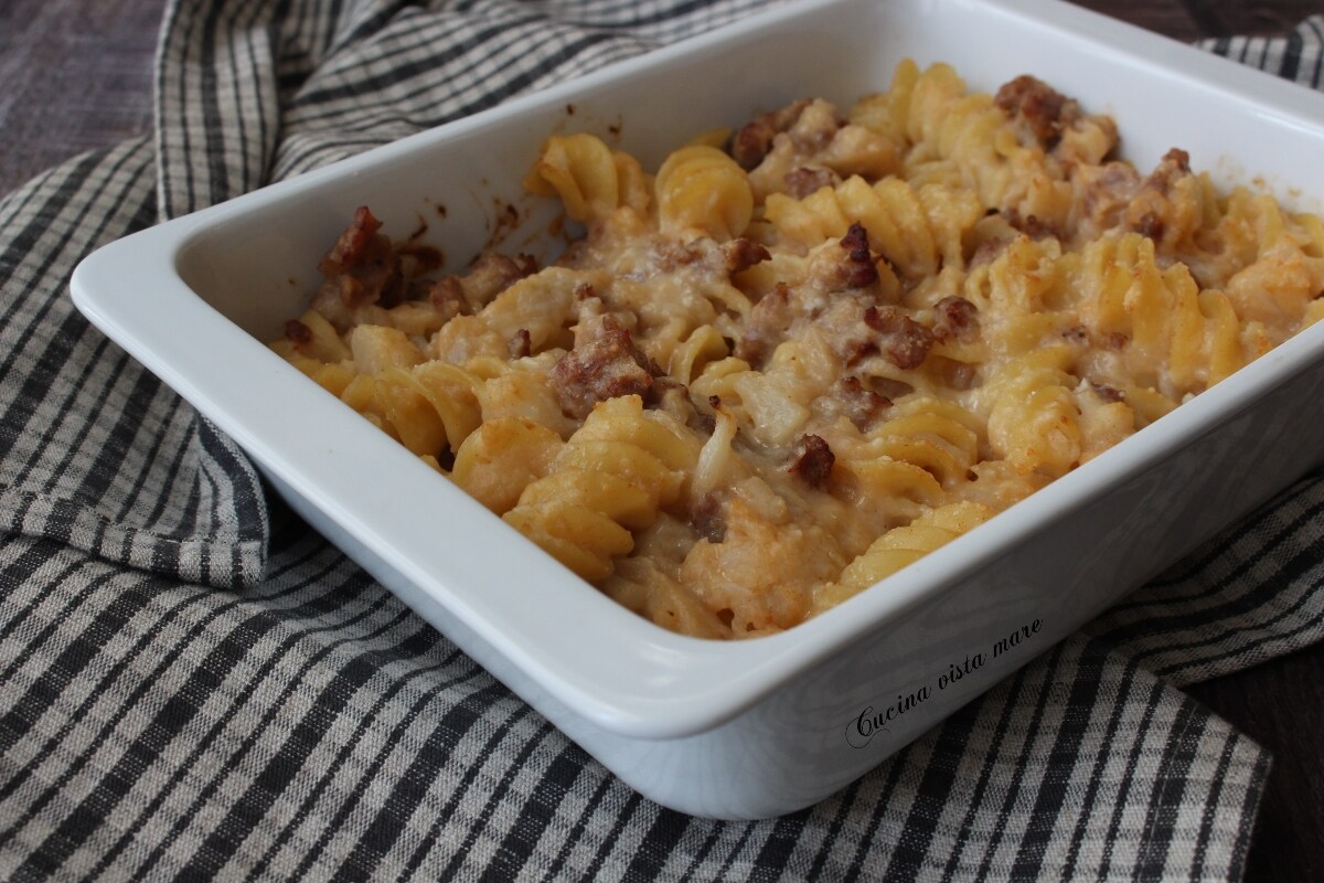 Macarrão de forno com couve-flor e linguiça