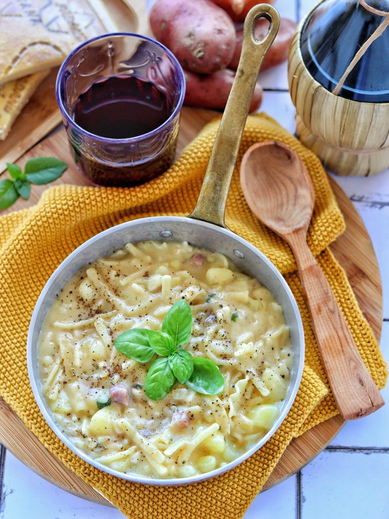 Macarrão e batatas com provolone