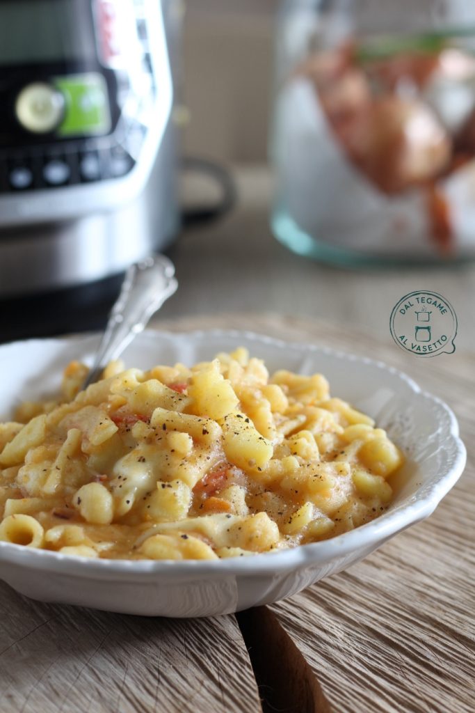 Macarrão e batatas no multicooker