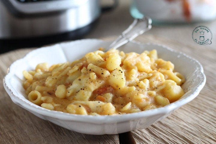 Macarrão e batatas no multicooker