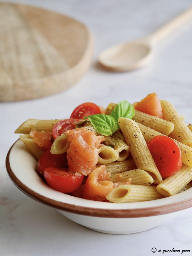Macarrão frio com salmão e tomatinhos light