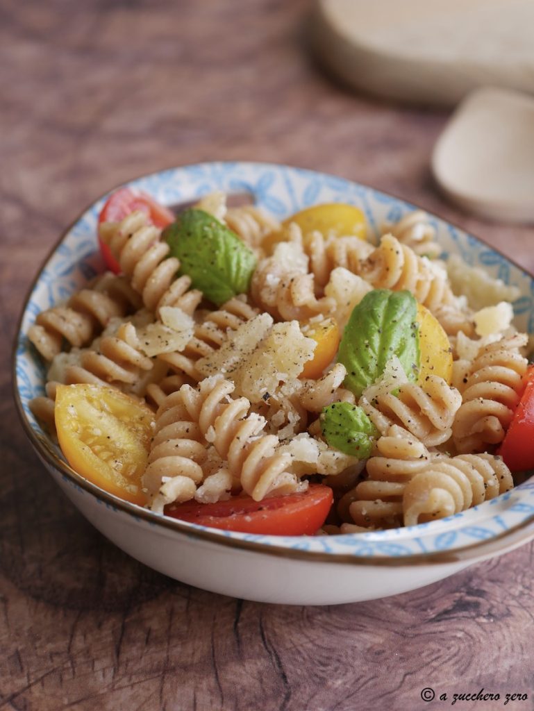 Macarrão frio com tomatinhos, manjericão e parmesão