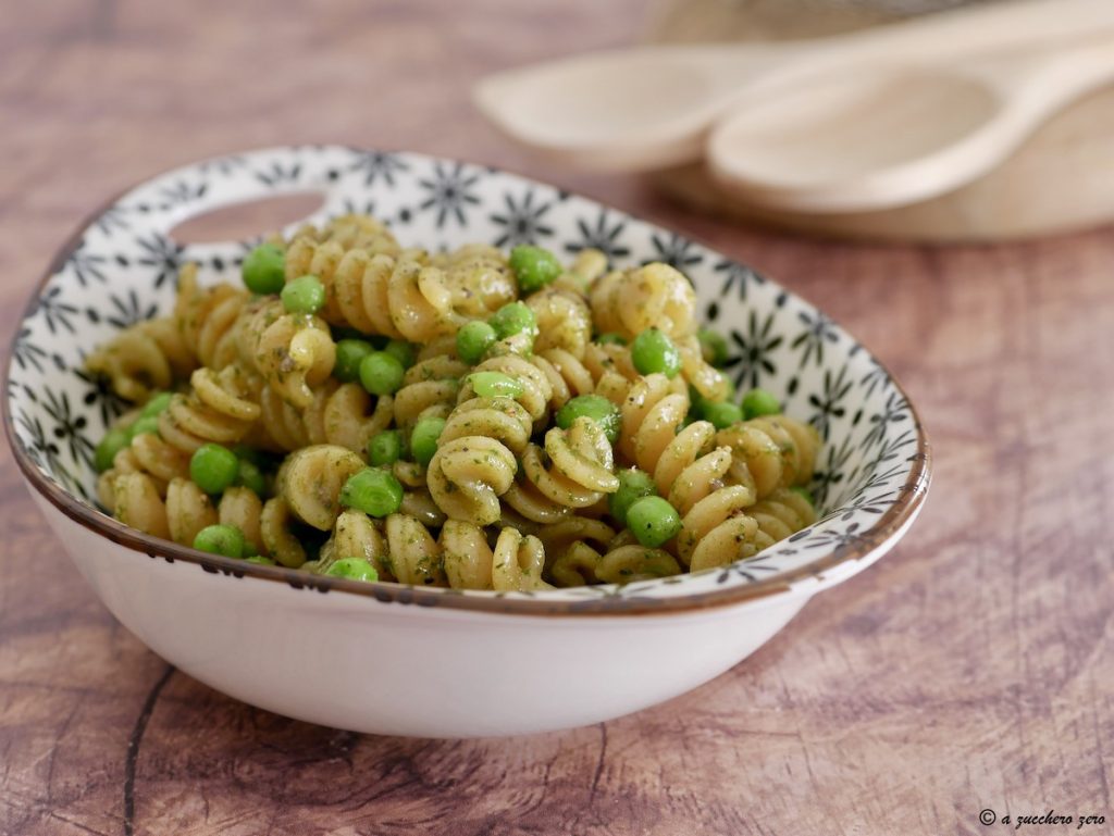 Macarrão integral com pesto de manjericão e ervilhas