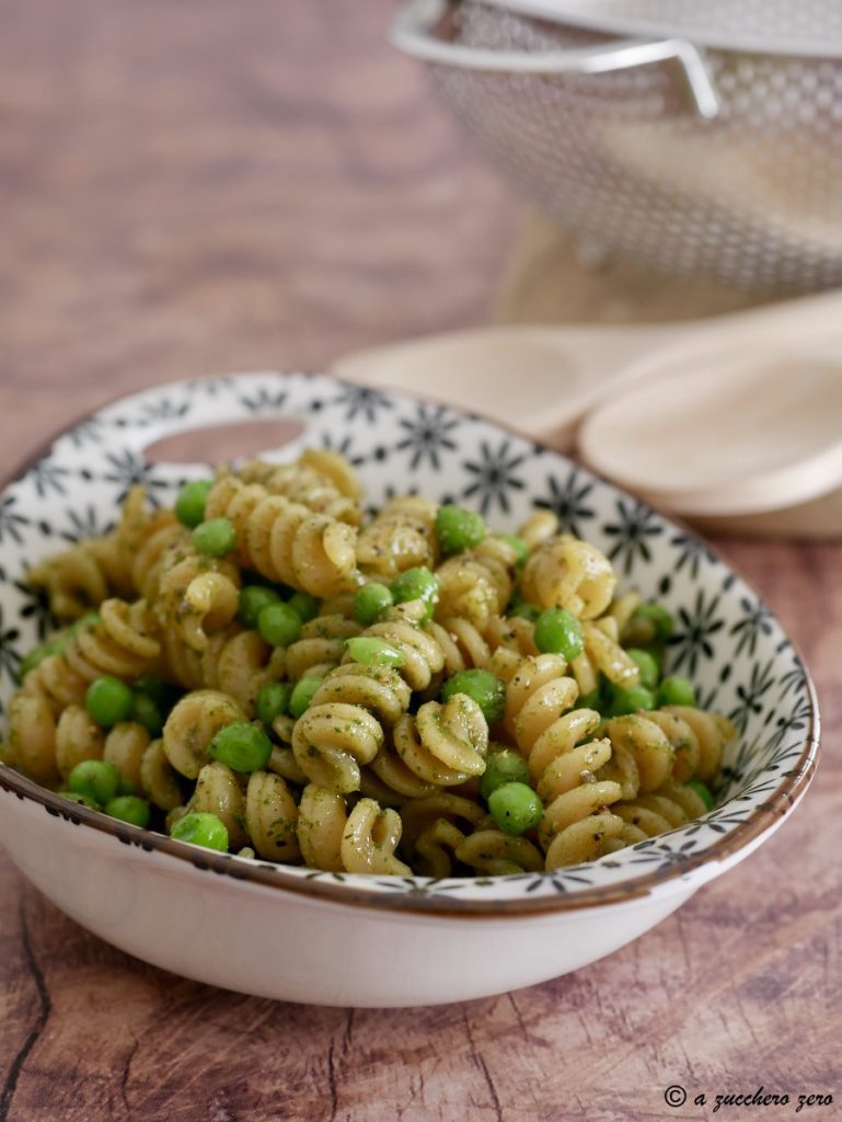 Macarrão integral com pesto de manjericão e ervilhas