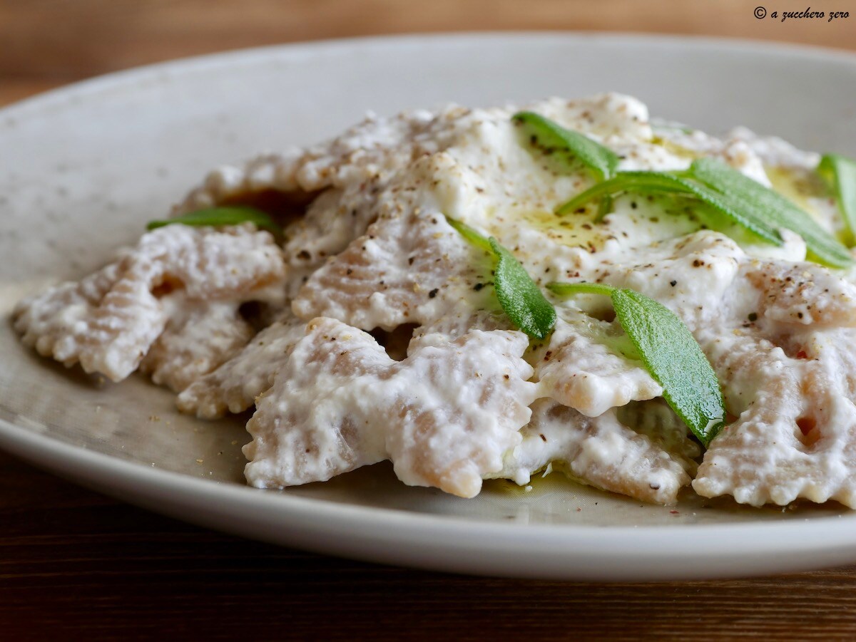 Macarrão com ricota, um prato principal cremoso da tradição siciliana