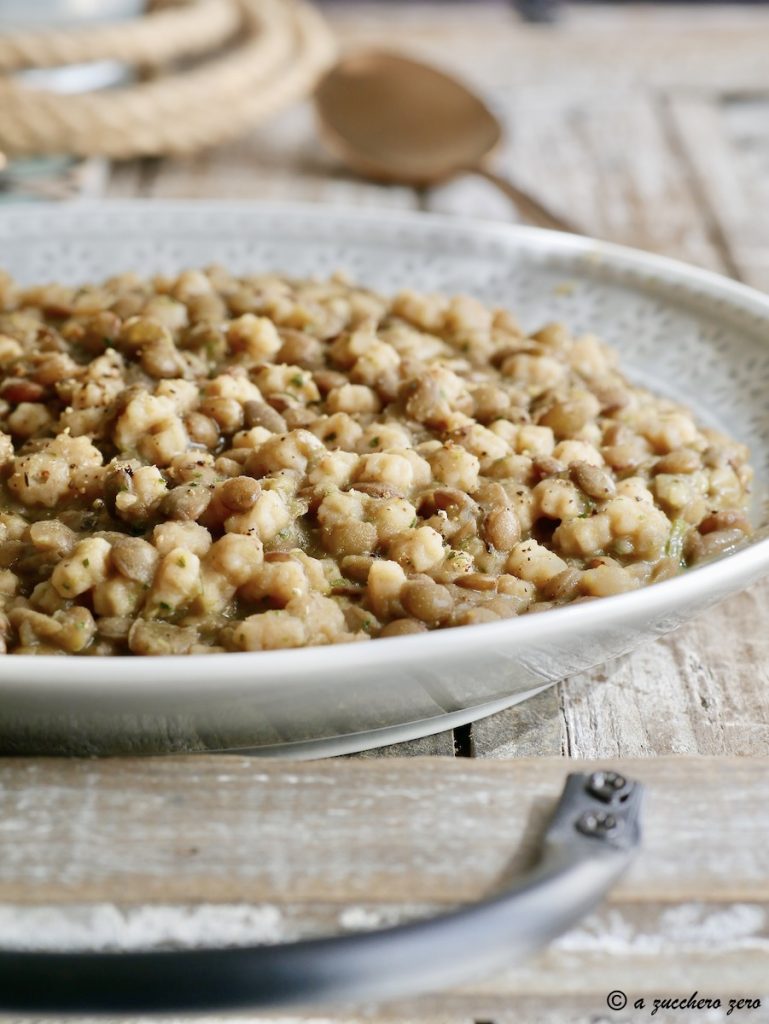 Macarrão integral e lentilhas ao pesto