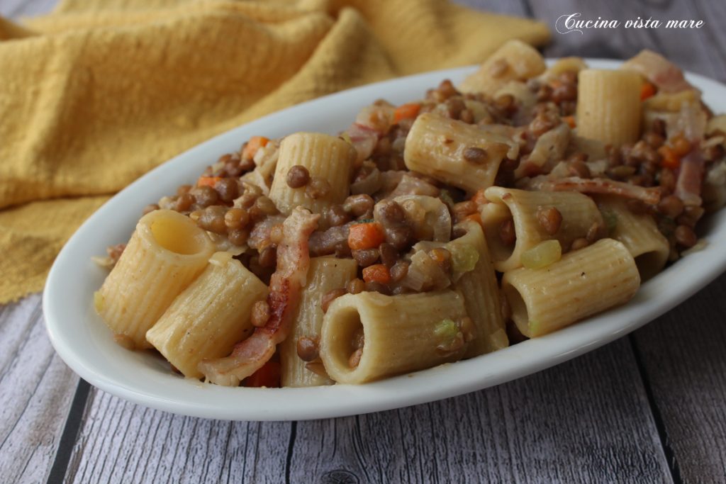 Macarrão com lentilhas e guanciale Vista do mar