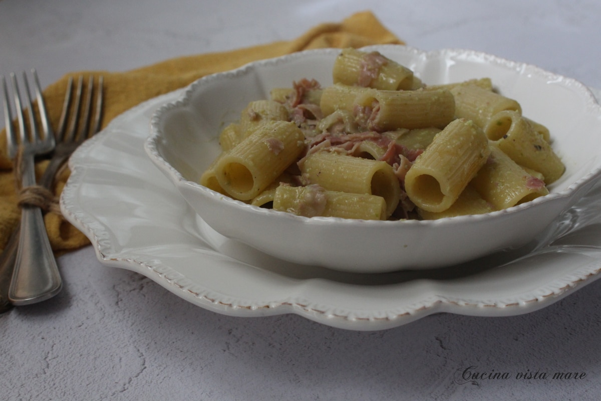 Macarrão presunto e pesto de pistache