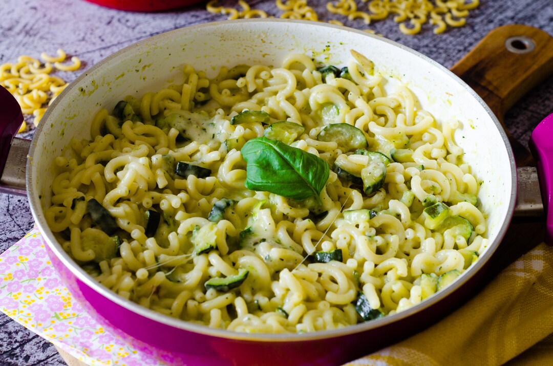 Macarrão com abobrinha cremoso e puxa: pronto em 20 minutos