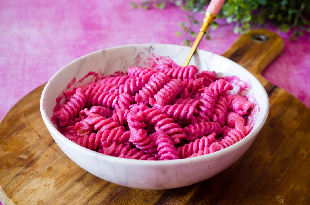 Macarrão rosa (Macarrão Pink ou Macarrão Barbie) colorido, saboroso e fica pronto em instantes!