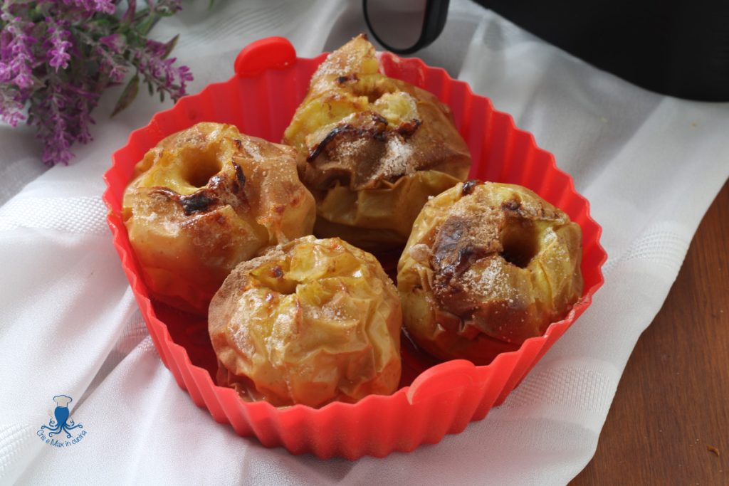 Maçãs assadas na fritadeira sem óleo