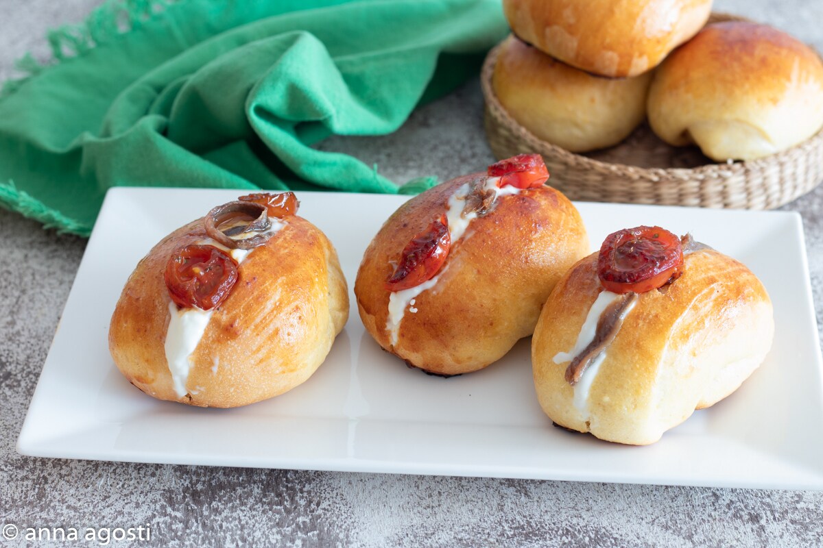 Maritozzi salgados com burrata e tomatinhos aperitivo delicioso