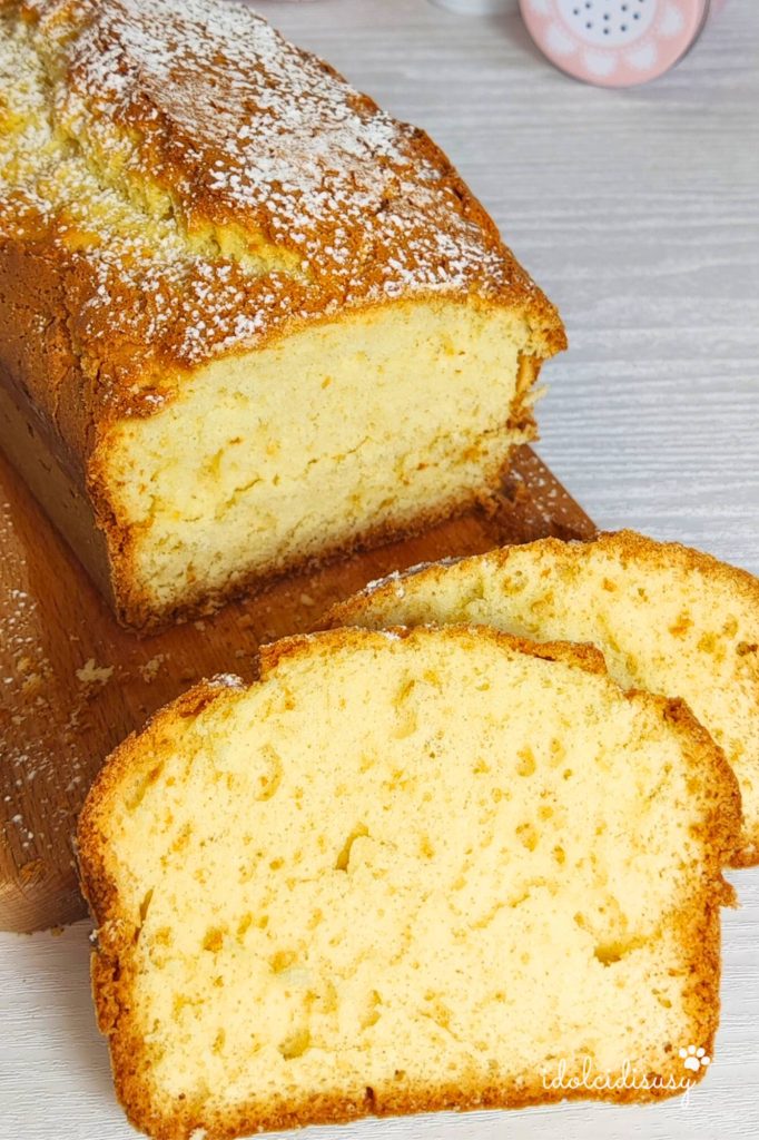 Bolo de iogurte leve e macio sem manteiga, cortado em fatias e servido em tábua de madeira