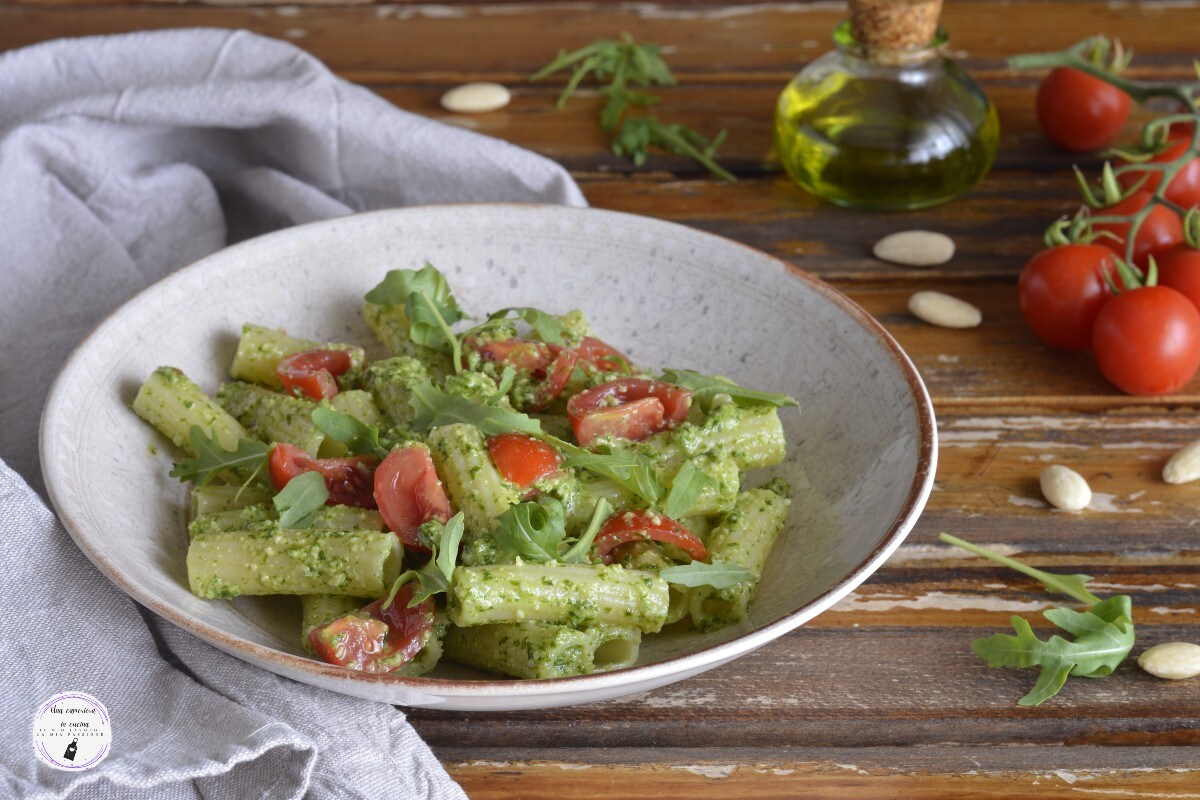 Massa ao pesto de rúcula e tomatinhos