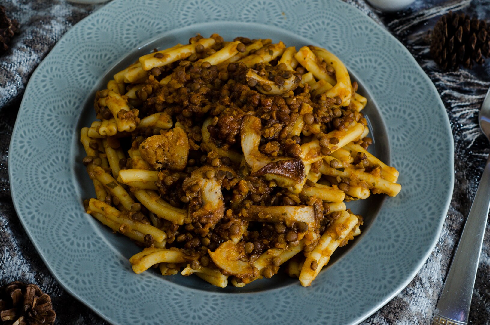 Massa ao ragu de lentilha e cogumelos, receita vegetariana deliciosa e rápida!