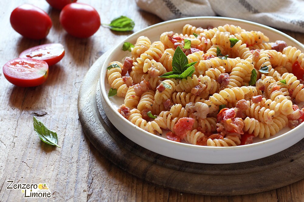Massa com bacon e tomatinhos